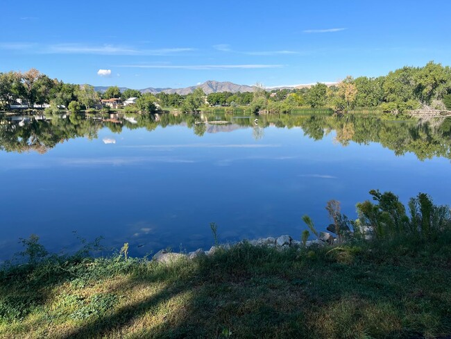 Building Photo - Spacious 3BD, 3BA Lakewood Townhome with F...