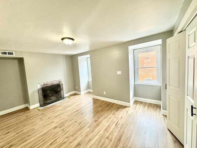 Building Photo - renovated 4 bedroom and 2 bathroom townhouse
