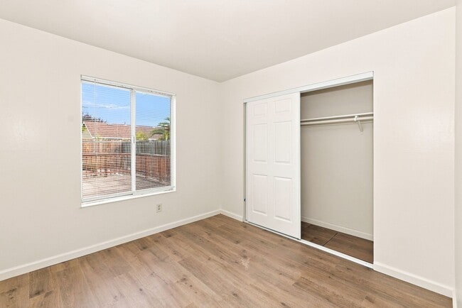 Building Photo - 831 Lightwood Ct