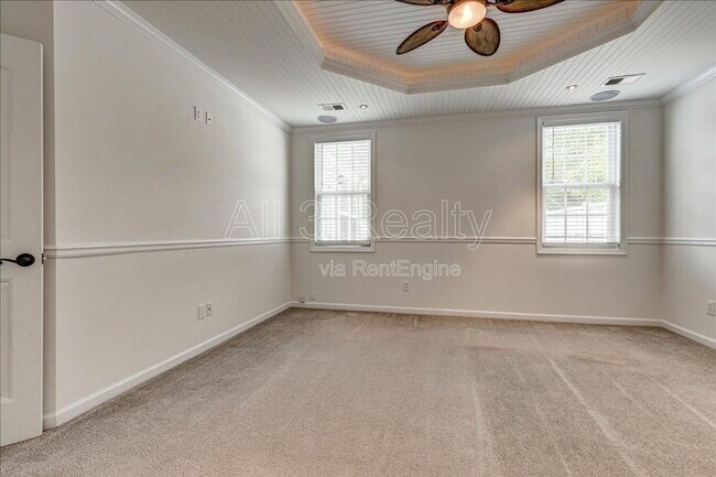 Building Photo - 1033 Pinehurst Dr