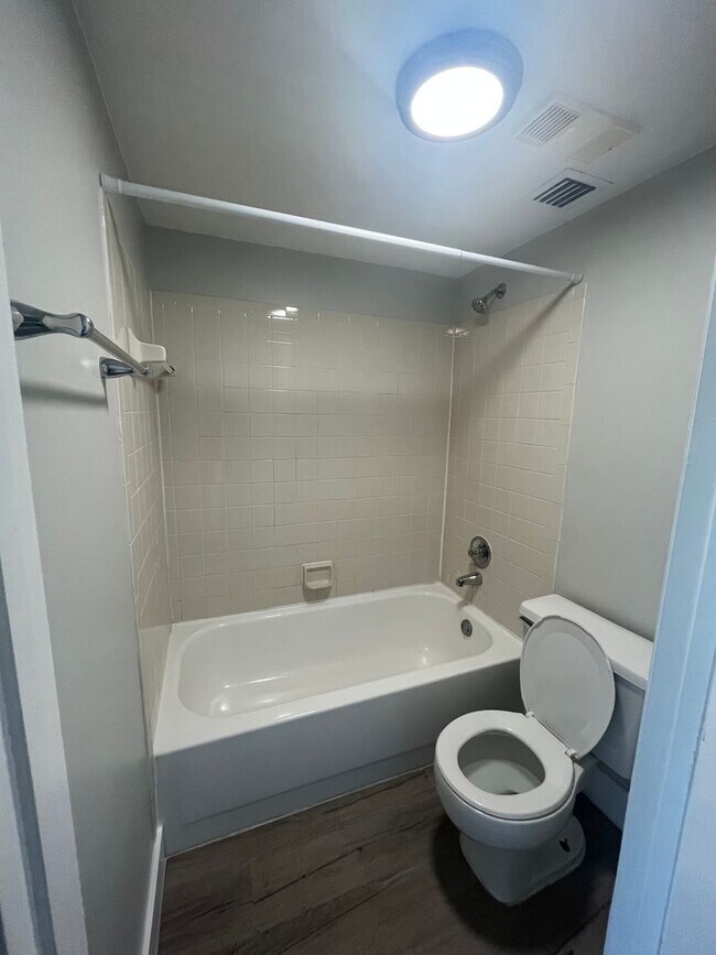 Building Photo - ONE BEDROOM ONE BATHROOM ! WITH W/D!!