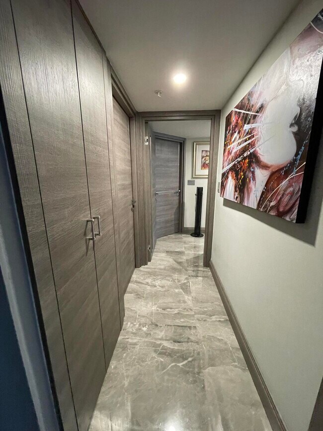 Building Photo - 17275 Collins Ave