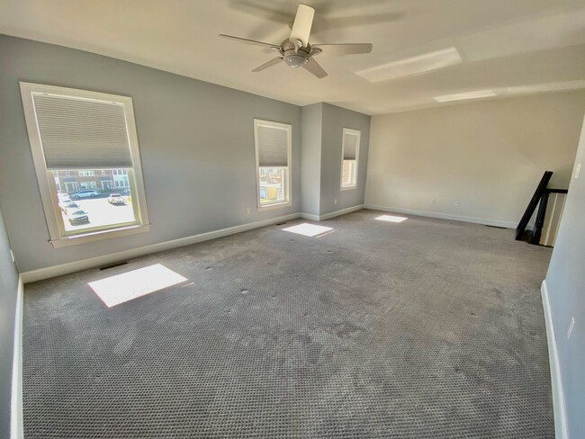 Building Photo - SIENA Place/PACKER PARK CORNER 4 Bedroom/2...