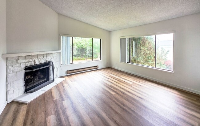 Building Photo - Charming, bright and peaceful condo close to ferries and shopping in Kingston!