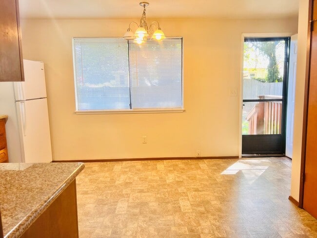 Building Photo - Eastside Olympia/ Must See! Available Now-2bd 1bath