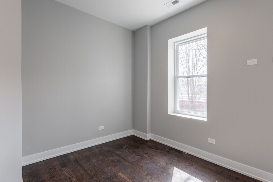 Building Photo - 3136 N Oakley Ave