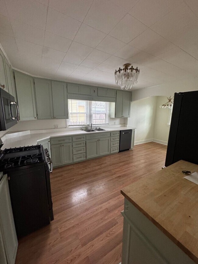 Building Photo - 4 Bed/ 1 Bath Home!! Bedroom Rentals for Students 9-10 Month Lease