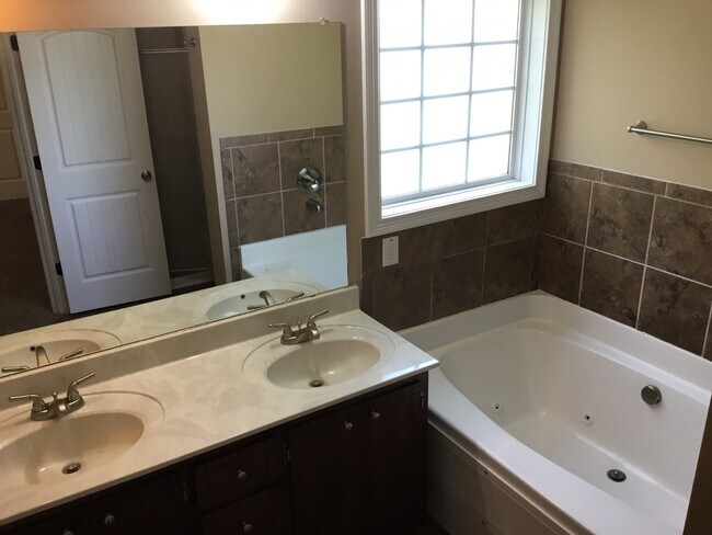 Building Photo - 3 Bedroom 2 1/2 Bath Pet Friendly Home For Rent!