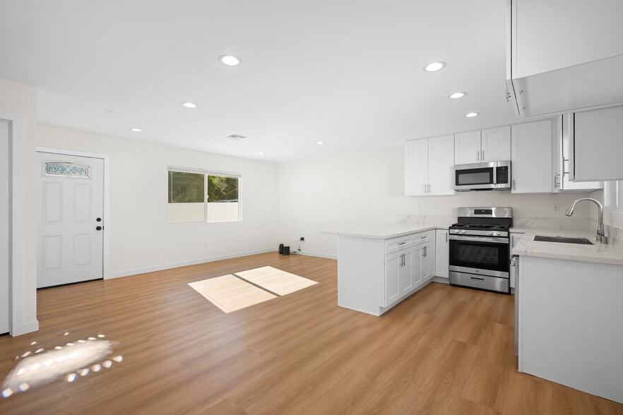 Building Photo - 7649 Thousand Oaks Dr