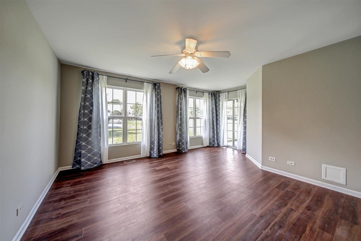 Building Photo - 5S530 Scots Dr