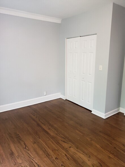 Building Photo - 3320 N LeClaire Ave