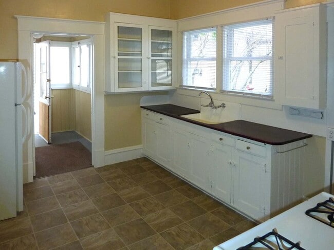 Building Photo - Charming 2 Bedroom with Bonus/Laundry Room