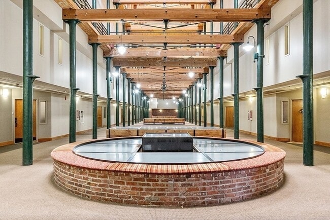 Building Photo - 200 Market St