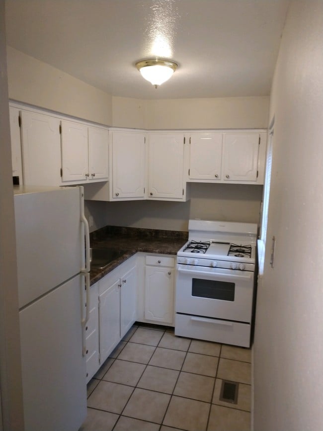 Building Photo - 2677 Shoreland Ave