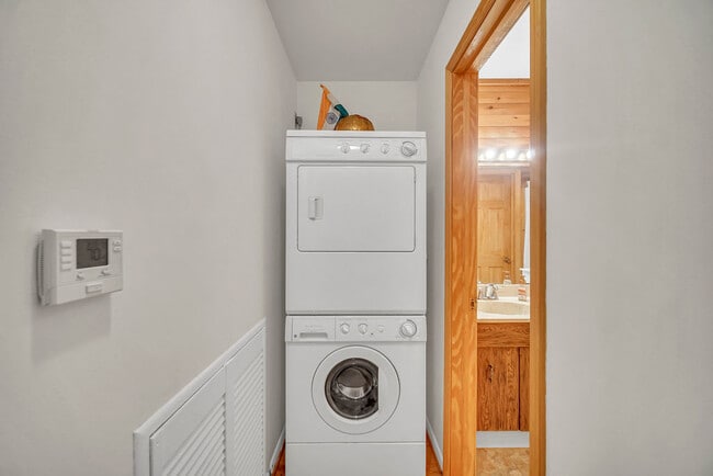 Building Photo - 633 Chip Ct