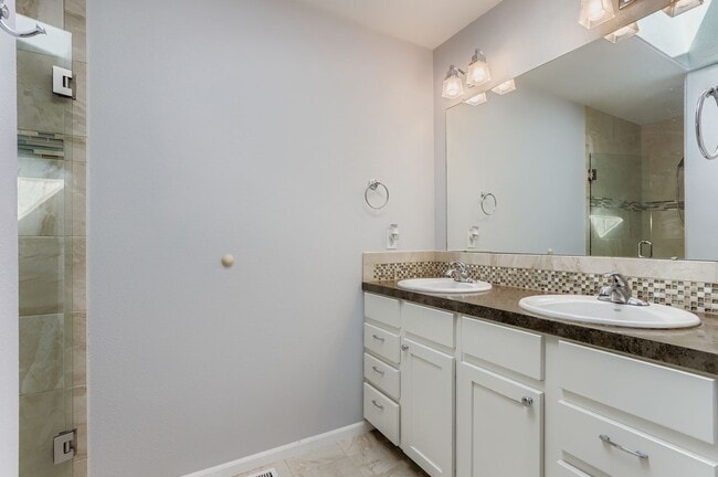 Building Photo - 550 Dana Ct