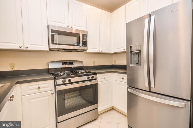 Building Photo - 4950 Brenman Park Dr