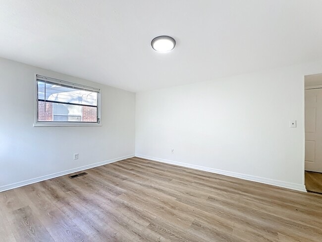 Building Photo - 5330 Quan Dr