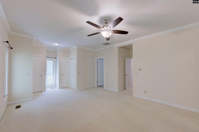 Building Photo - 9 Fairway Ln