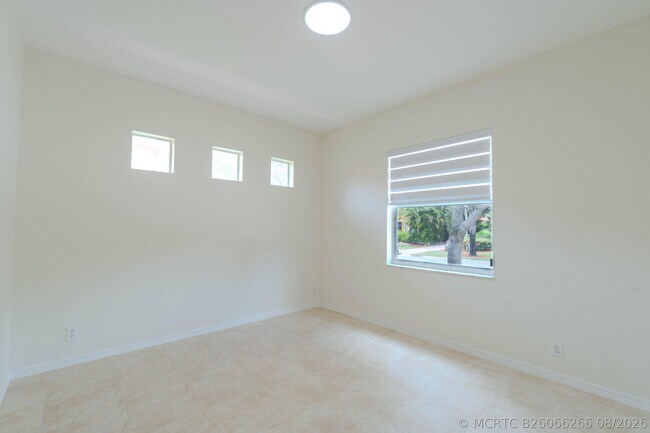 Building Photo - 5733 NW 119th Dr