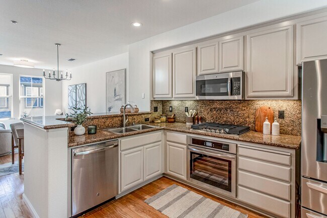 Building Photo - Available now, Townhouse in MV! $5,500