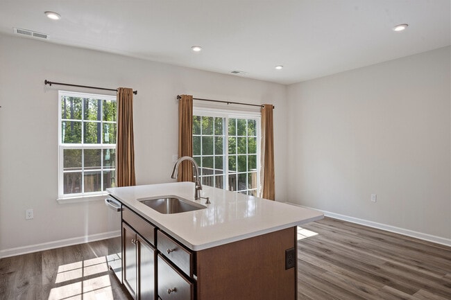 Building Photo - 915 Romeria Dr