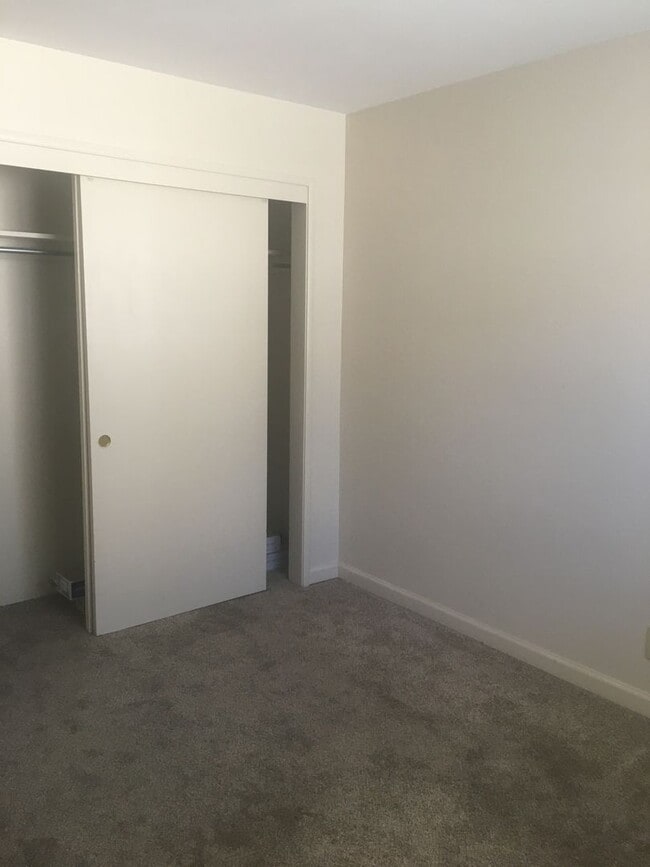 Building Photo - 2 bed, one bath Duplex Private courtyard, ...