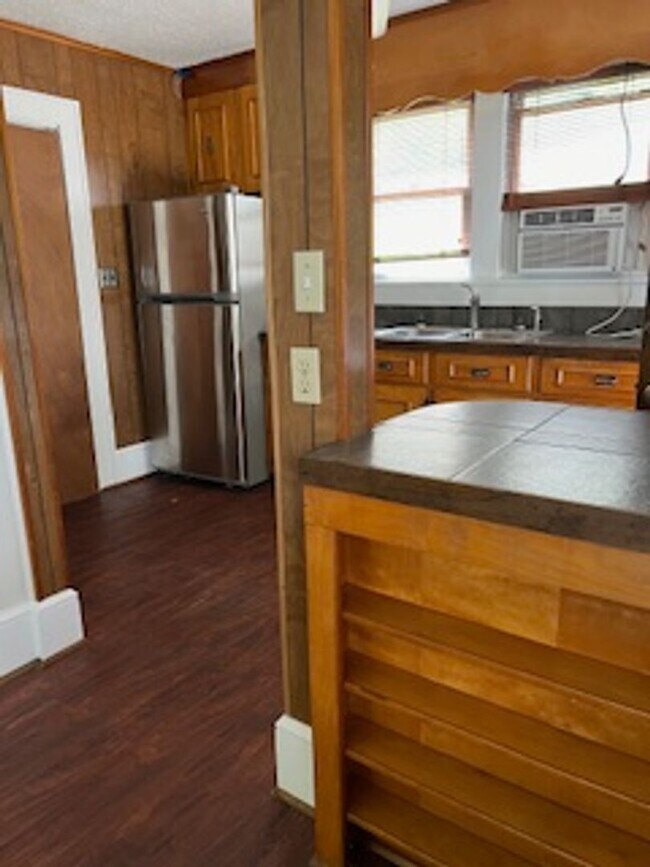 Building Photo - Adorable Downtown Marion Rental!