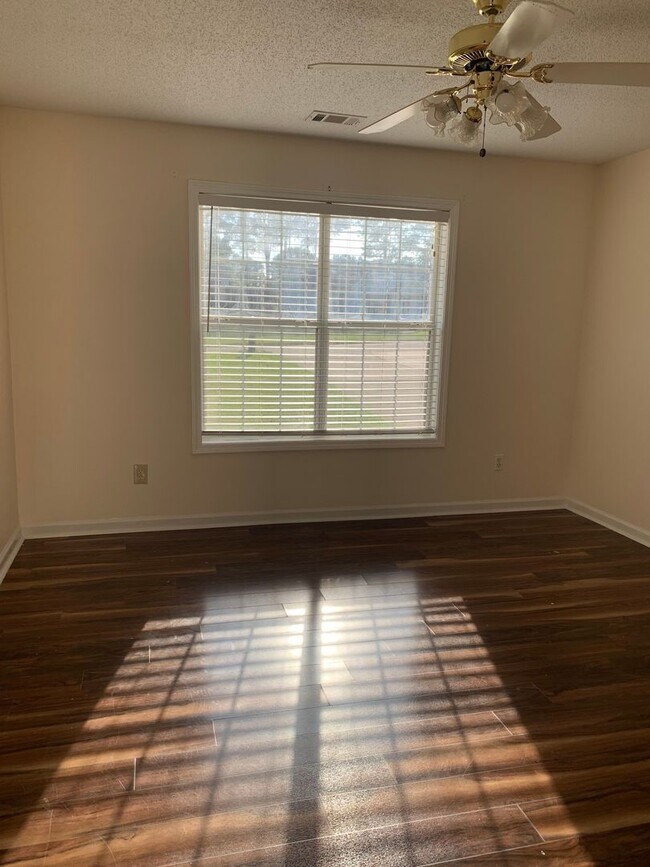 Building Photo - Charming 4BR House in Hampton