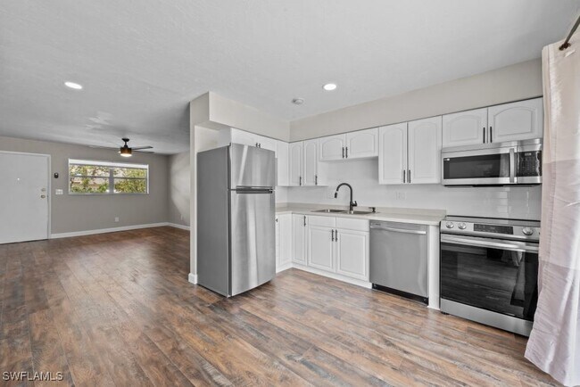 Primary Photo - 1560 Colonial Blvd