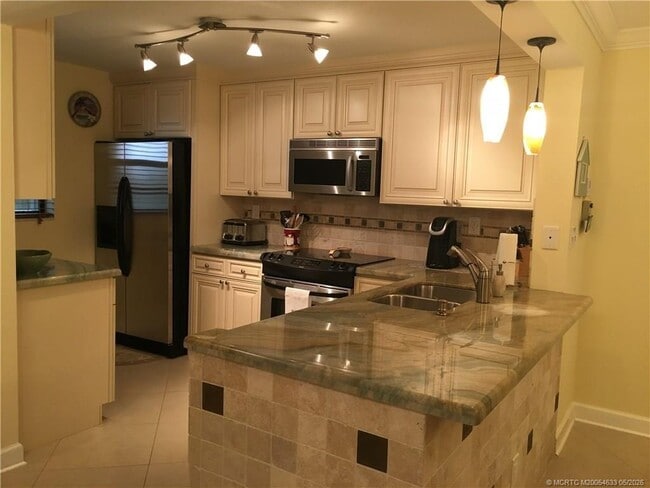 Building Photo - 9400 S Ocean Dr