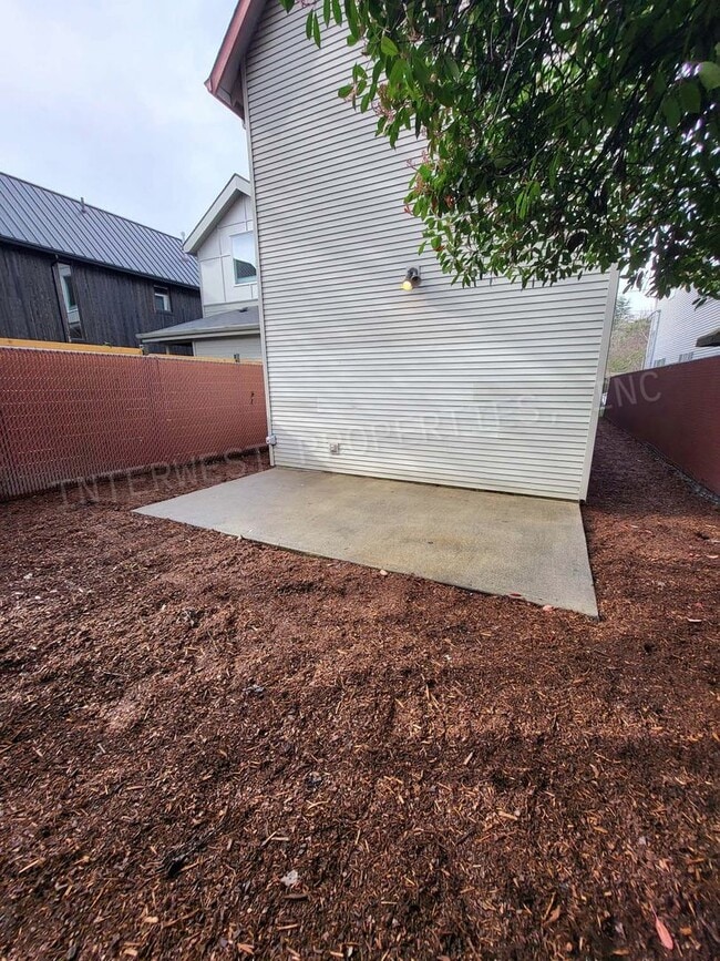 Building Photo - 3bd 2 ba Townhouse w/Washer/Dryer in Unit, Yard and Garage!