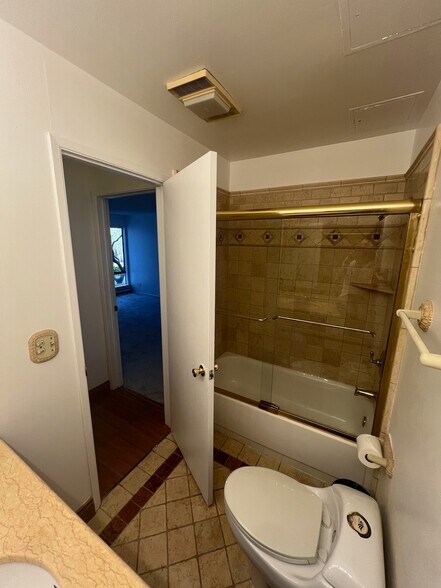 Building Photo - 2 Commodore Dr