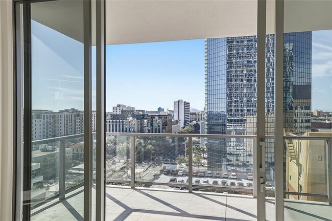 Building Photo - 275 1st Ave S