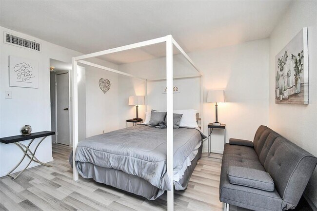 Building Photo - 2820 S Bartell Dr