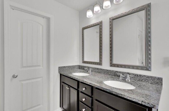 Building Photo - 6651 Rivergreen Rd