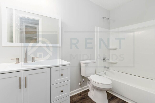 Building Photo - COMING SOON: Newly Renovated 2 Bedroom Apartments Near Costco!