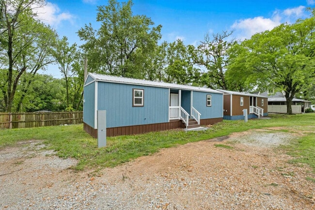 Building Photo - 403 E Roller Ave