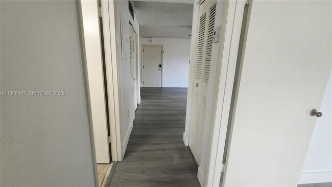 Building Photo - 7231 Miami Lakes Dr