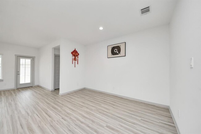 Building Photo - 7007 Fleetwood Crescent Wy