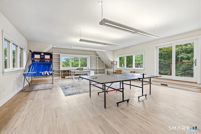 Building Photo - 12 Fox Run