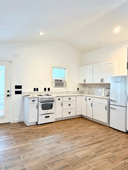 Building Photo - 5746 Velasco Ave