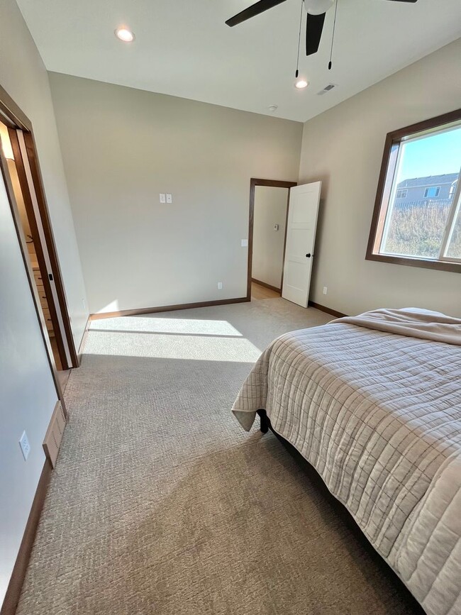 Building Photo - Stunning 5 Bed/2.5 Bath Townhome!