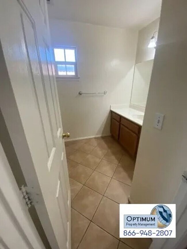 Building Photo - Spacious 4-Bedroom Home with 3-Car Garage & Downstairs Suite!