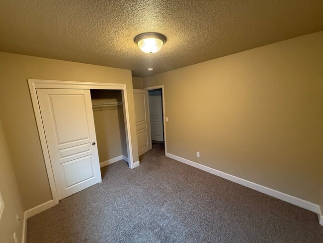 Building Photo - Spacious Northwest Townhome, 3 Bdrms, 2.5 ...