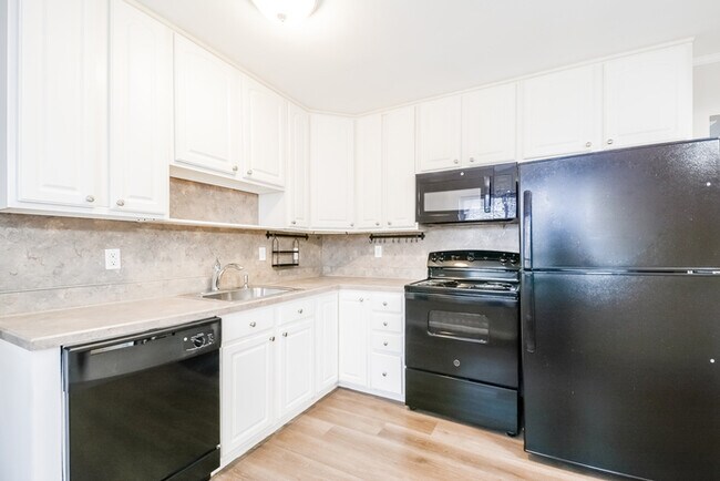 Building Photo - Fantastic 3bd/2ba home! Coming soon!
