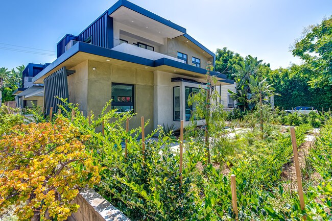 Building Photo - 370 N San Vicente Blvd