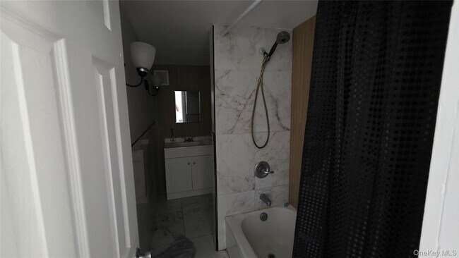 Building Photo - 208 Glenmere Rd