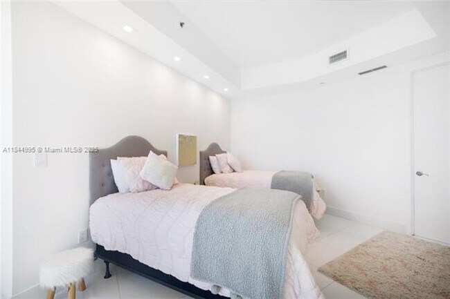 Building Photo - 15901 Collins Ave