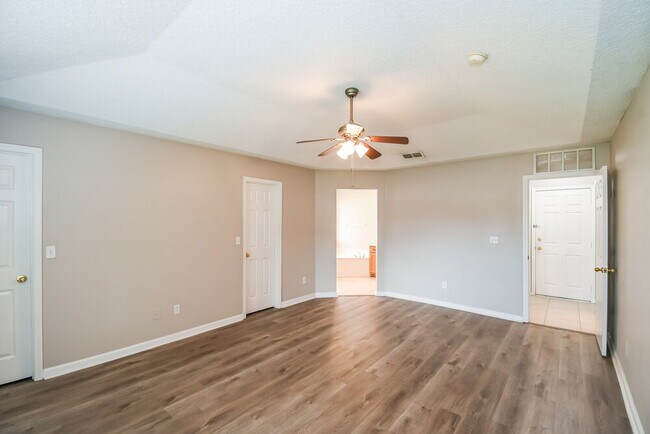 Building Photo - 9135 Prosperity Lake Dr